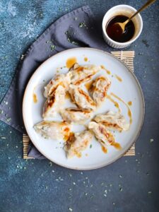 Gyoza auf einem Teller mit würziger Sauce