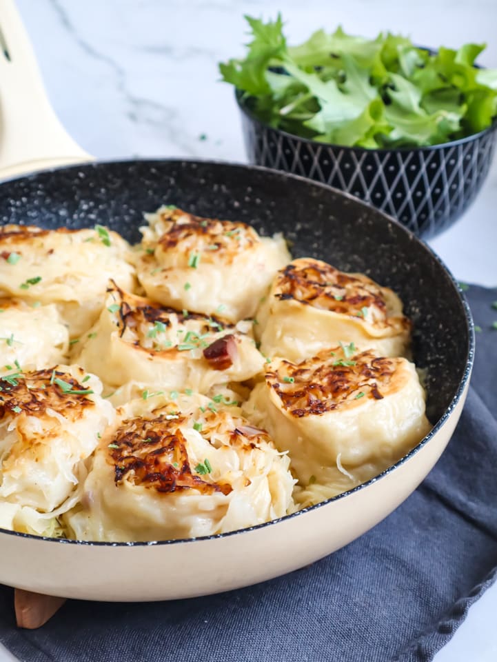 Krautkrapfen steirisch Einzelner Krautkrapfen auf einem Teller