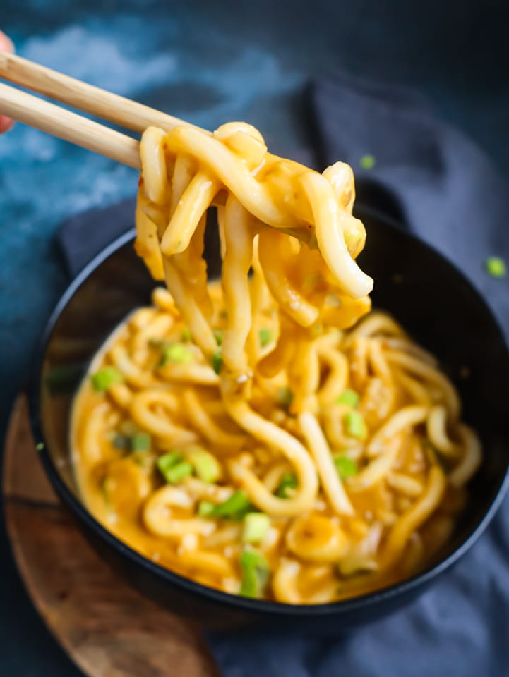 Stäbchen mit Udon Nudeln in cremiger Sauce