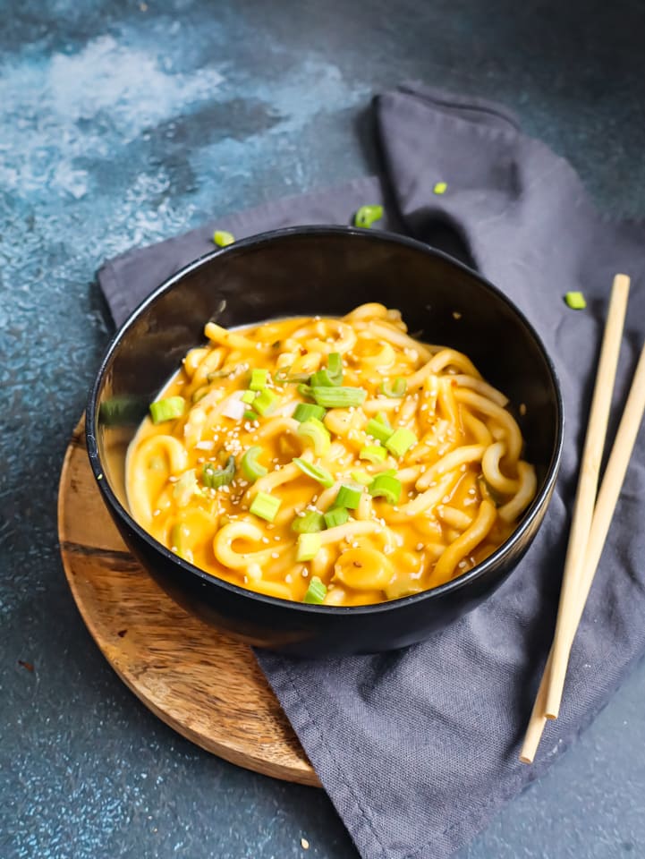 Erdnuss Udon Nudeln mit cremigen Kürbis in einer Schüssel