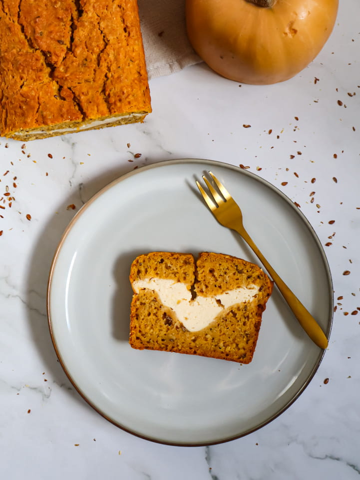 Baguette mit gebackener Birne und Hüttenkäse