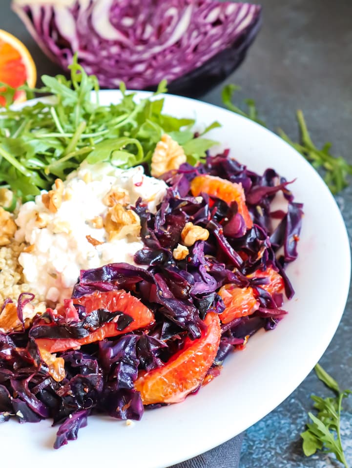 Bowl mit Rotkraut, Hirse und Hüttenkäse Warme Bowl mit Rotkraut