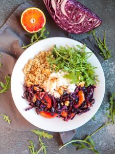 Fruchtiges Rotkraut mit Quinoa und Hüttenkäse