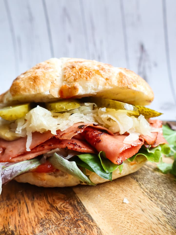 Fladenbrot mit Leberkäse und Sauerkraut