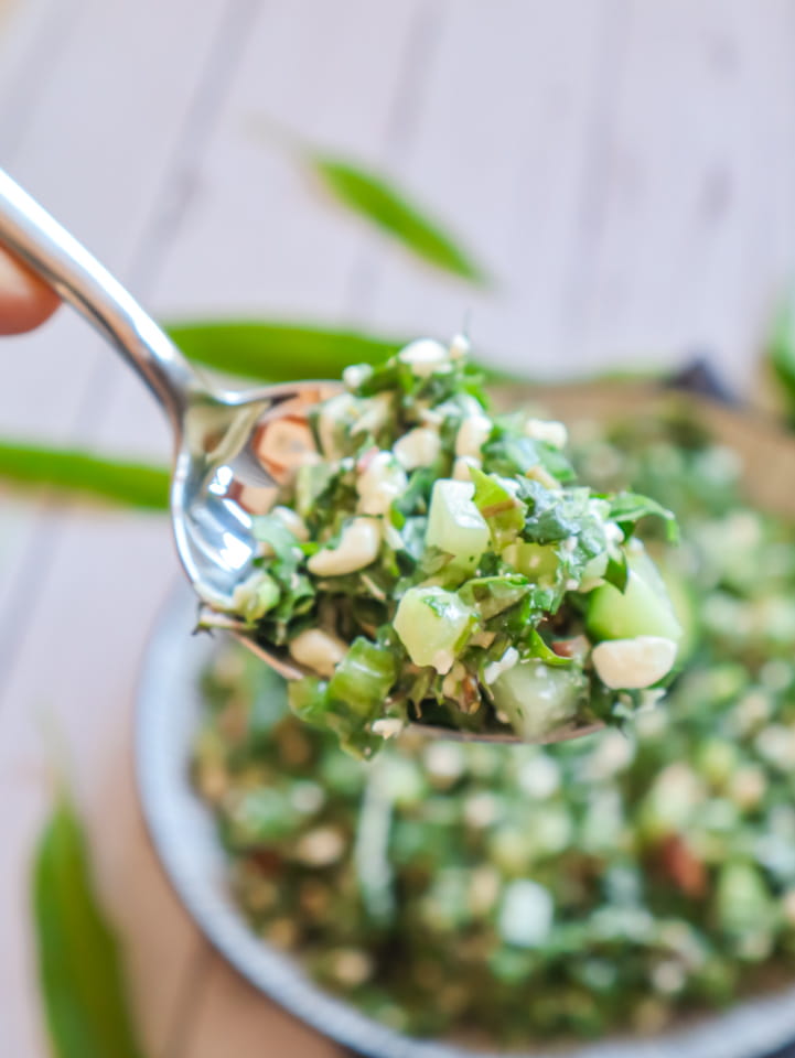 Ein Stück des pikanten Käsekuchens auf einem Teller mit etwas Salat