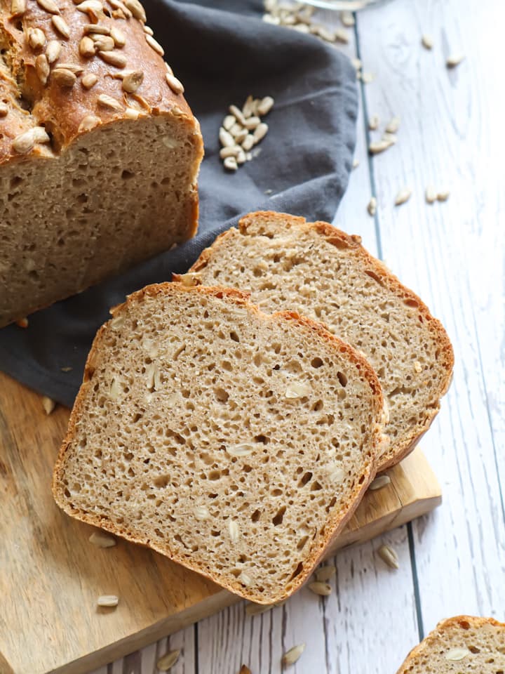 Nahaufnahme von Hüttenkäse Pizza Weckerl