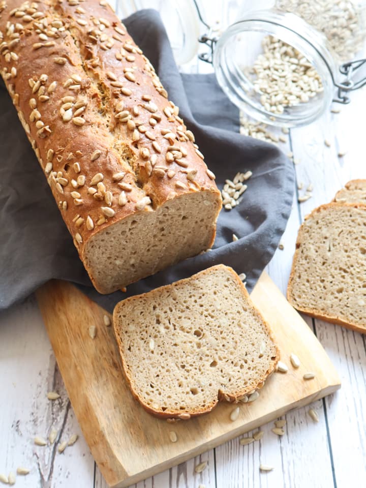 Aufgeschnittenes Wecker mit Schinken Stücken