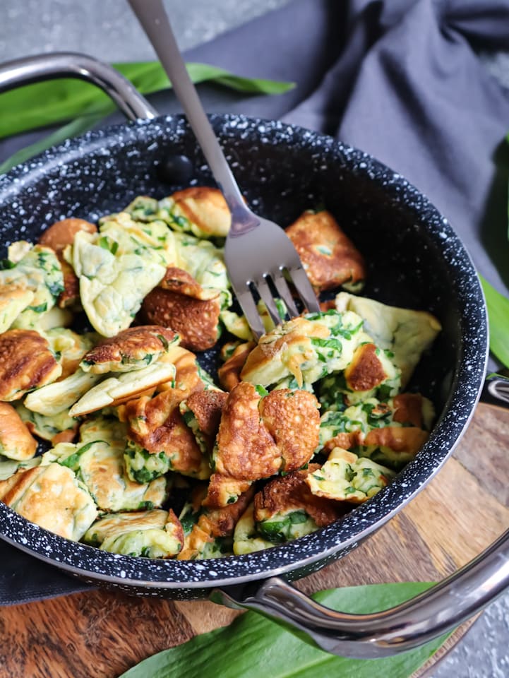 Bärlauch Schmarren in der Pfanne