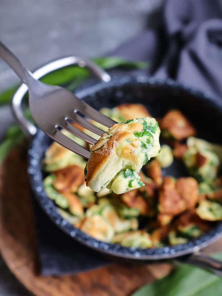 Ein Stück Bärlauch Schmarren auf Gabel