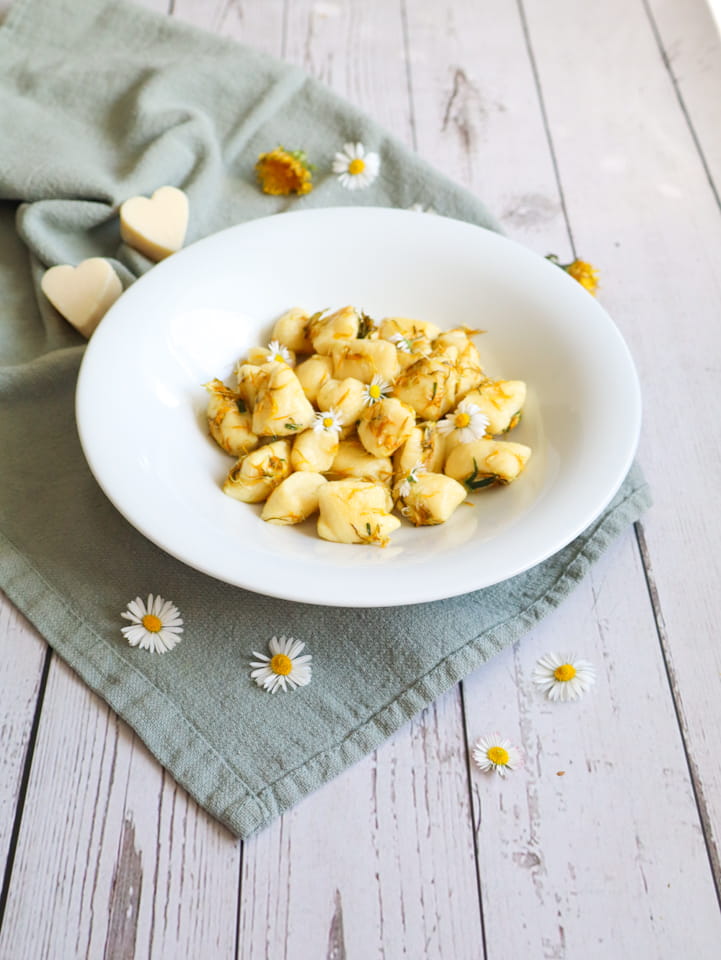 Ein Stück Bärlauch Schmarren auf Gabel