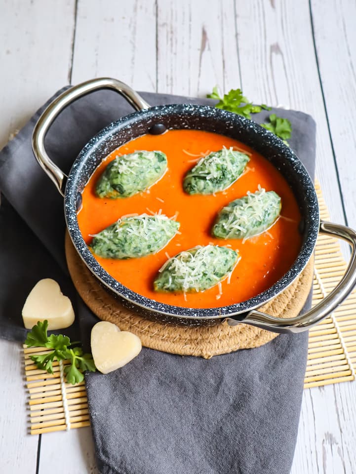 Aufgeschnittenes Wecker mit Schinken Stücken