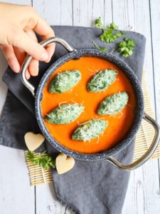 Nocken mit Spinat und Bärlauch auf Paprika Sauce