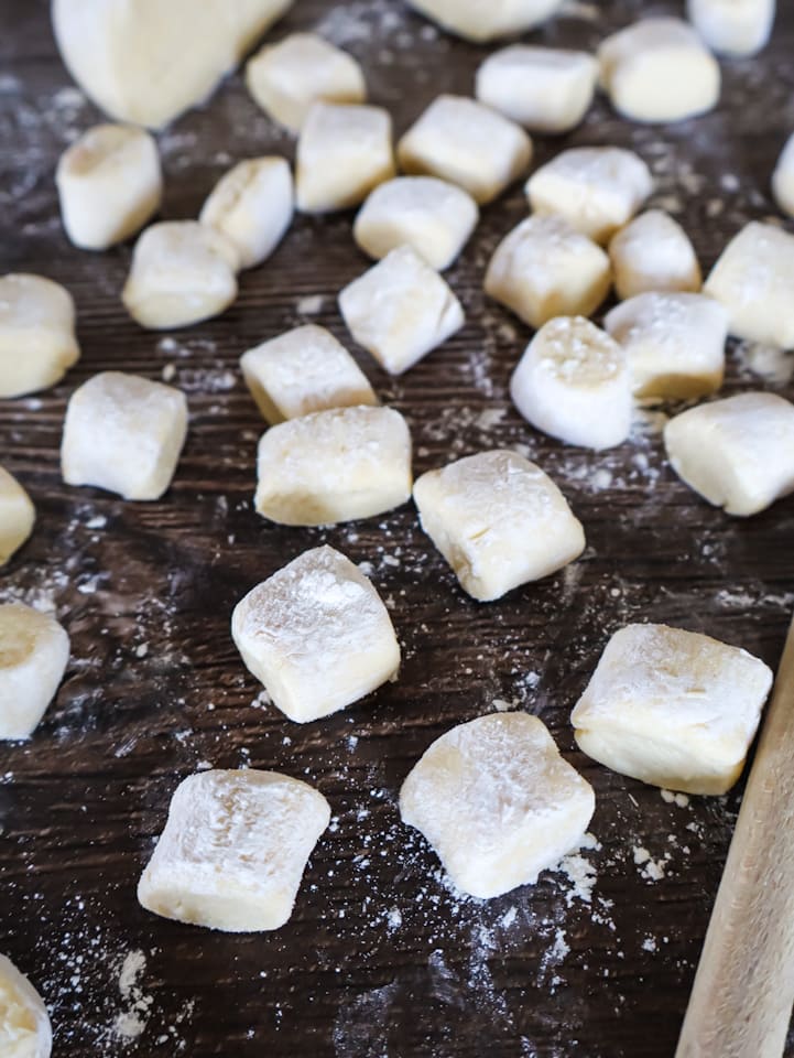 Ein Stück Bärlauch Schmarren auf Gabel