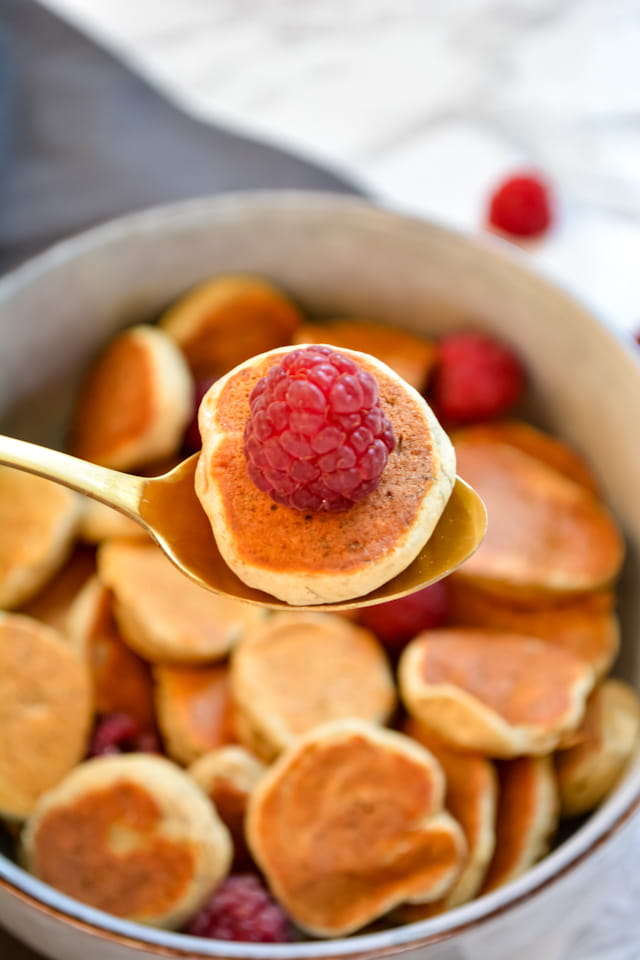 Ein Stück Bärlauch Schmarren auf Gabel