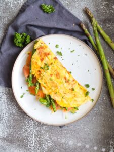 Kartoffel Wrap aus der Pfanne mit Räucherlachs, grünem Spargel und Hüttenkäse