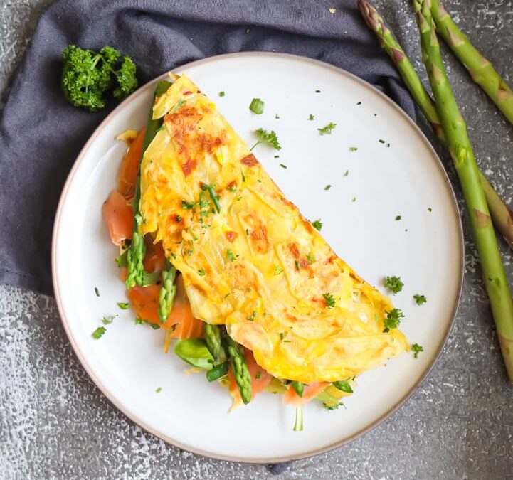 Kartoffel Wrap aus der Pfanne mit Lachs und Spargel