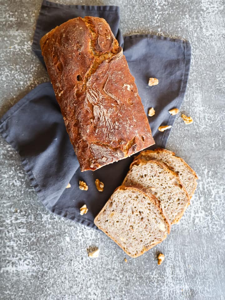 Walnussbrot mit Sauerteig