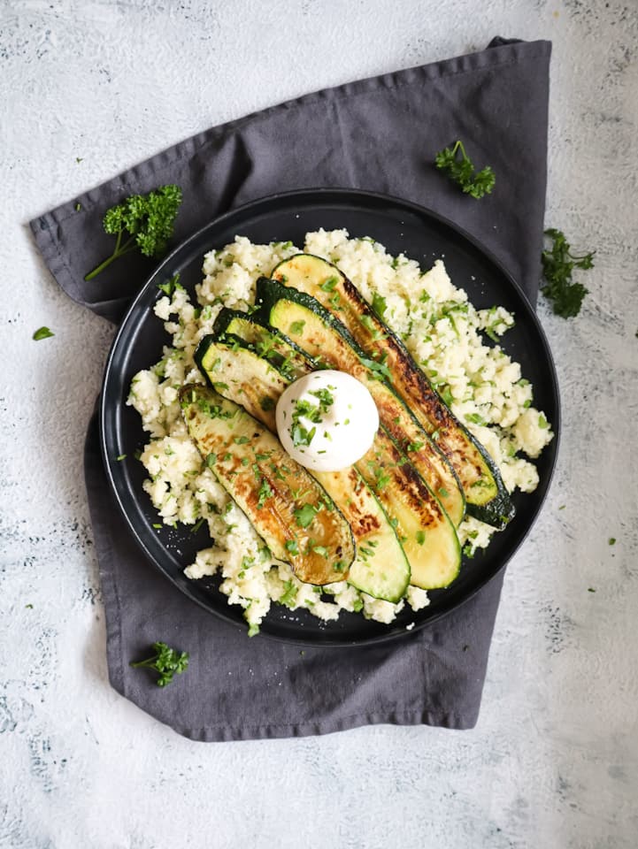 Zucchini auf Zitronencouscous mit Burrata