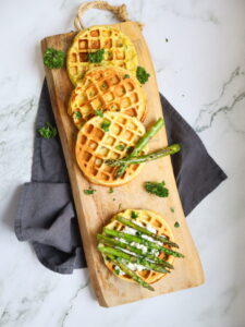 Waffeln aus dem Waffeleisen mit Spargel und cremigen Hüttenkäse