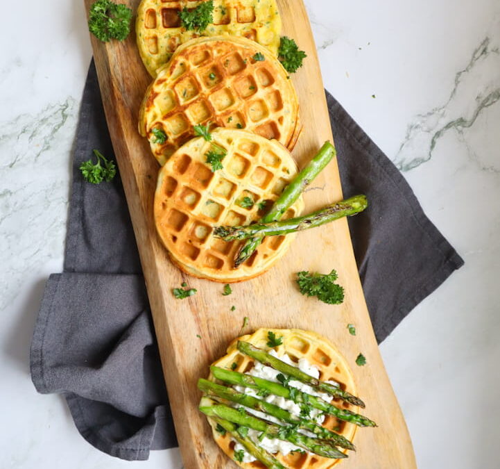 Pikante Waffeln mit Spargel und Hüttenkäse