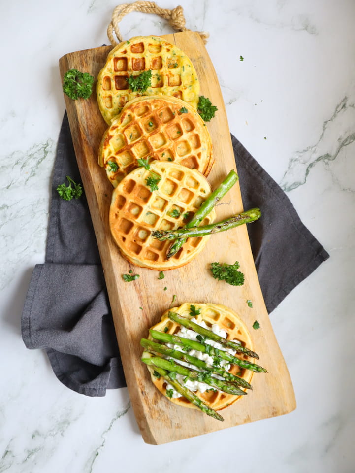 Waffeln aus dem Waffeleisen mit Spargel und cremigen Hüttenkäse