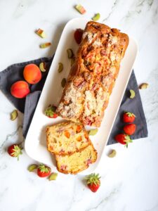 Rührkuchen in der Kastenform gebacken mit Früchte