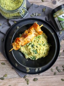 Risoni mit cremiger Kürbissauce un Grillspieß