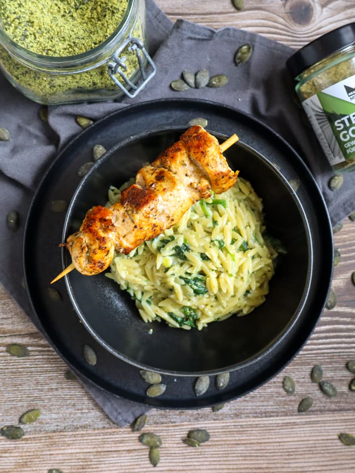 Risoni mit cremiger Kürbissauce un Grillspieß