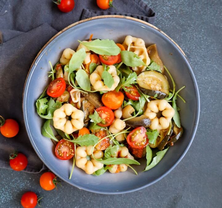 Mediterraner Nudelsalat mit Antipasti-Gemüse