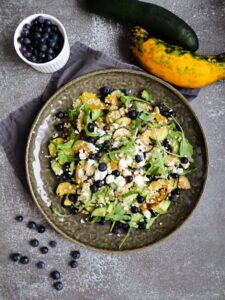Hirse, Beeren mit gegrillten Gemüse und Feta als Salat