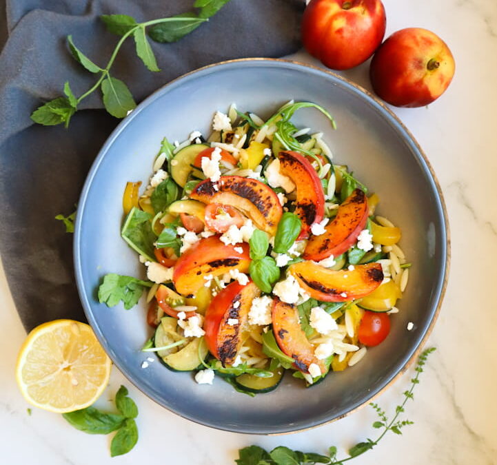 Orzo Nudelsalat mit Zucchini & Nektarinen