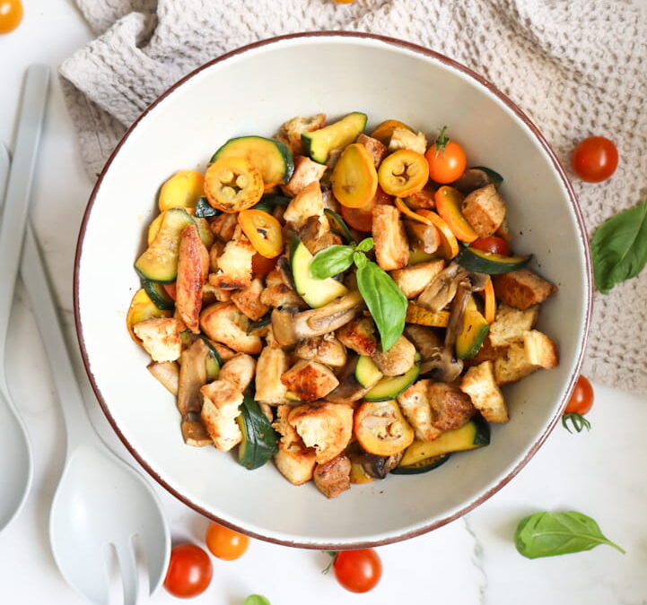 Brotsalat (Panzanella) mit Karree