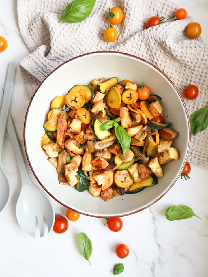 Brotsalat mit Gemüse und Fleisch Grillgemüse, Felsich und Brot als Salat