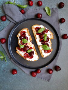 Brotscheiben mit Ricotta und Kirschne