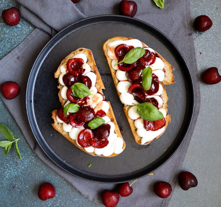 Whipped Ricotta mit Balsamico Kirschen