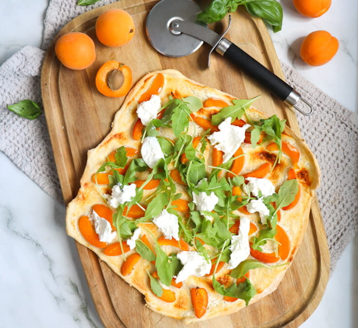 Flammkuchen mit Marillen und Burrata