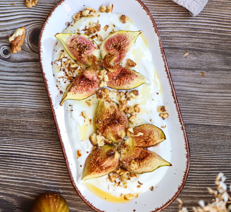 Feigen im Airfryer auf Skyr mit Honig & Nüssen