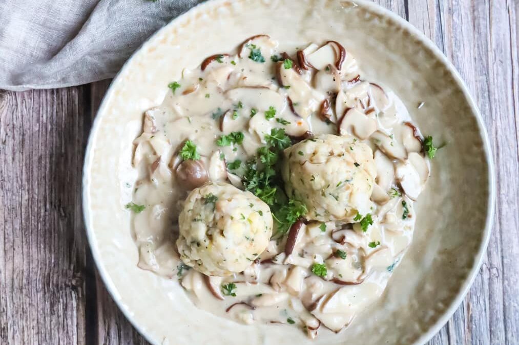 Schwammerlsauce mit Semmelknödel