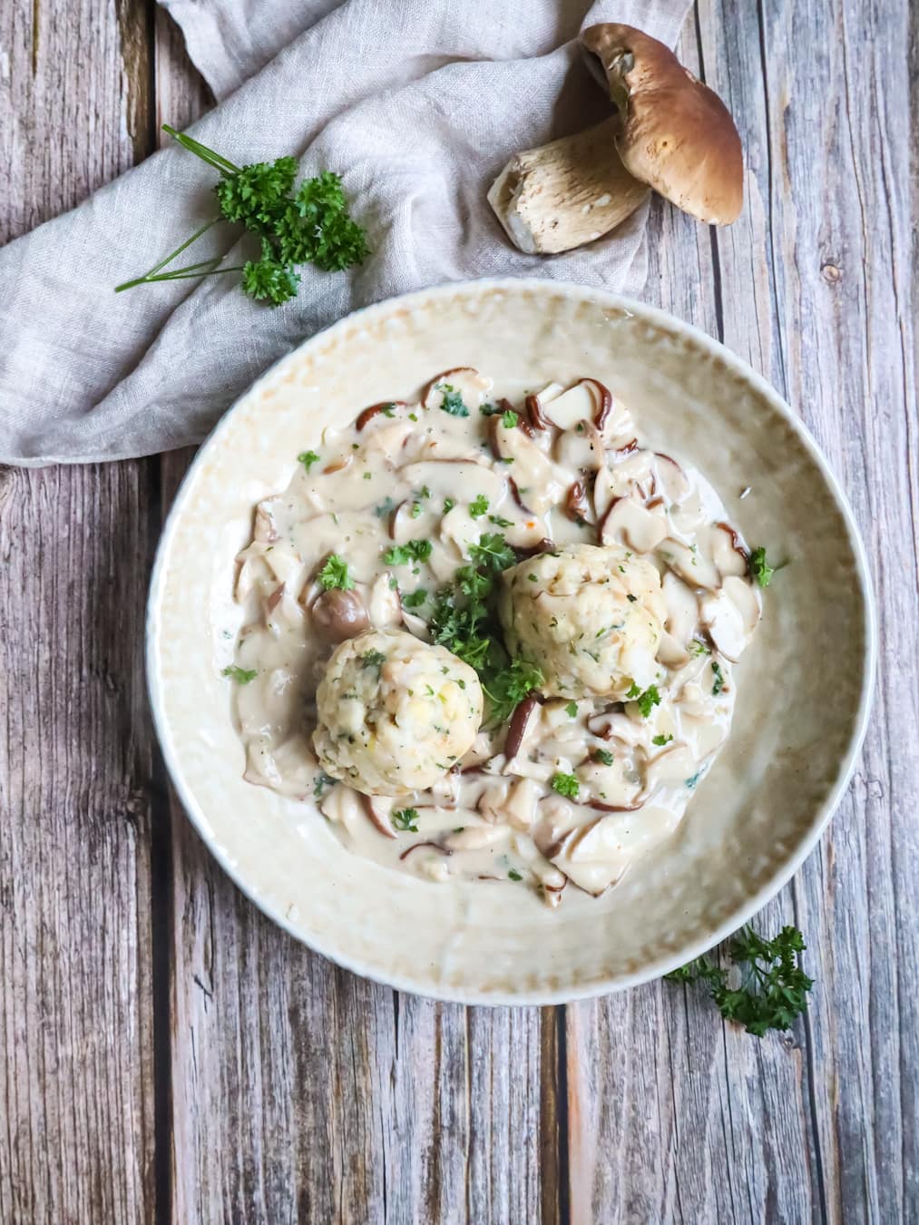 Schwammerlsauce mit Semmelknödel